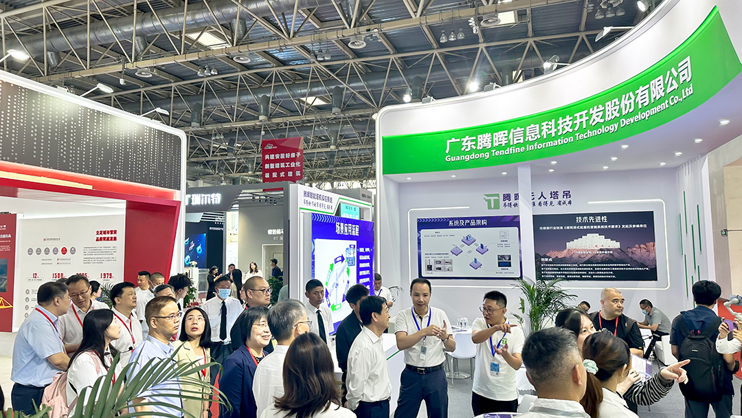 騰暉無(wú)人塔吊亮相第21屆住博會(huì)，姜萬(wàn)榮副部長(zhǎng)、肖緒文院士等多位領(lǐng)導(dǎo)專(zhuān)家蒞臨展位指導(dǎo)交流，以顛覆式創(chuàng)新助力行業(yè)發(fā)展獲點(diǎn)贊